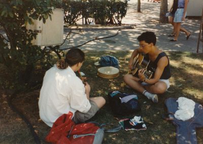 Igor y Ruma faciendo'l hipie enantes d'entamar el grupu (Lorient 1990) © Susana Menéndez